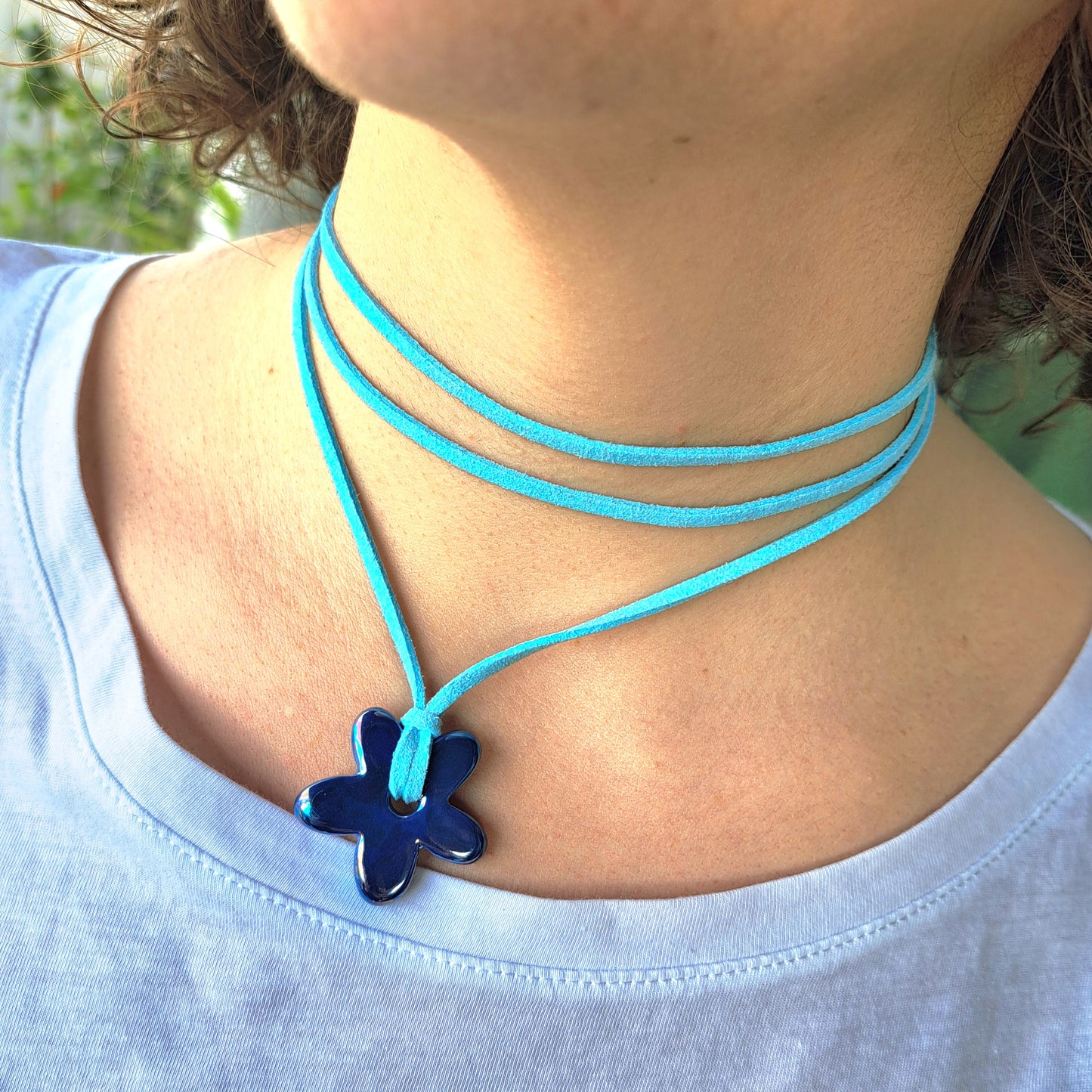 Collier Luzia – Fleur en céramique sur cordon multi-position