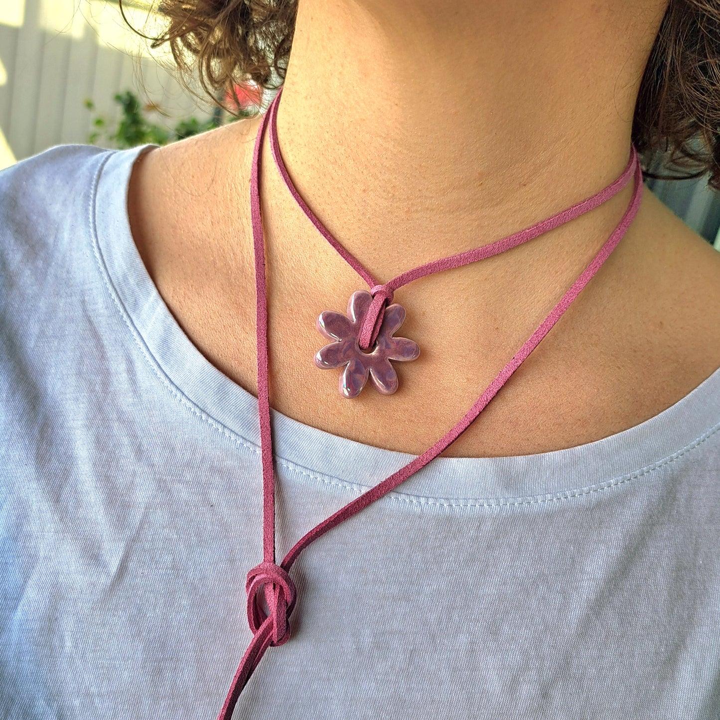 Collier Luzia – Fleur en céramique sur cordon multi-position