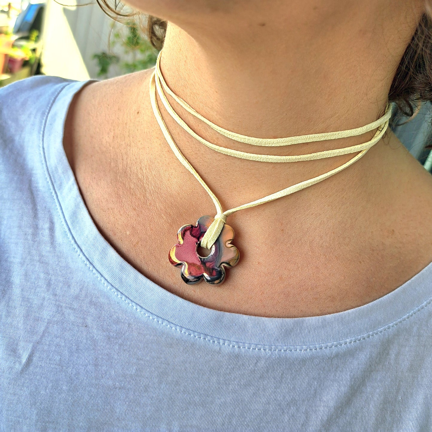Collier Luzia – Fleur en céramique sur cordon multi-position