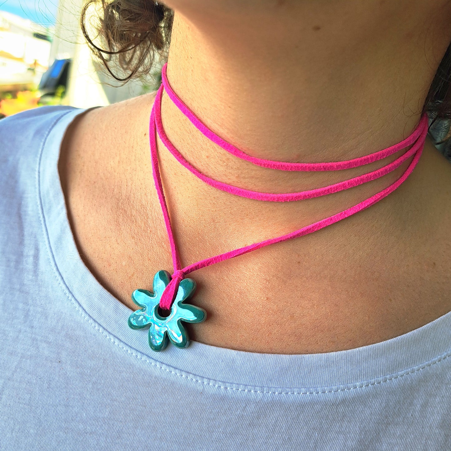 Collier Luzia – Fleur en céramique sur cordon multi-position