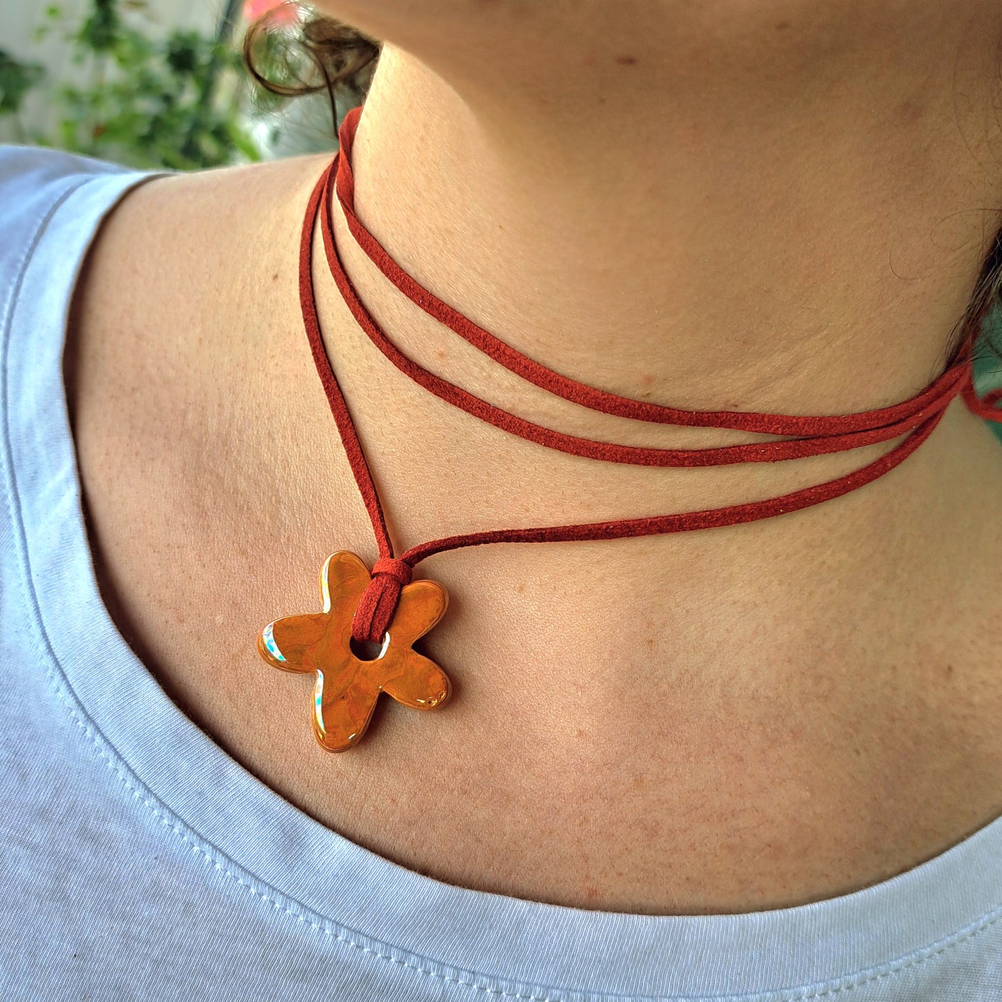 Collier Luzia – Fleur en céramique sur cordon multi-position