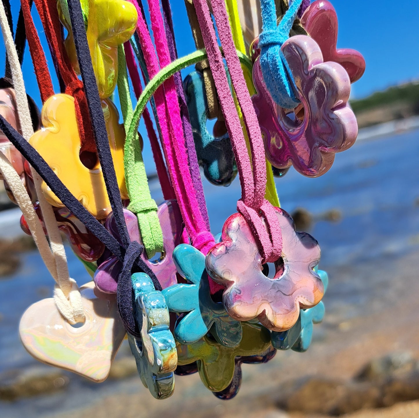 Collier Luzia – Fleur en céramique sur cordon multi-position