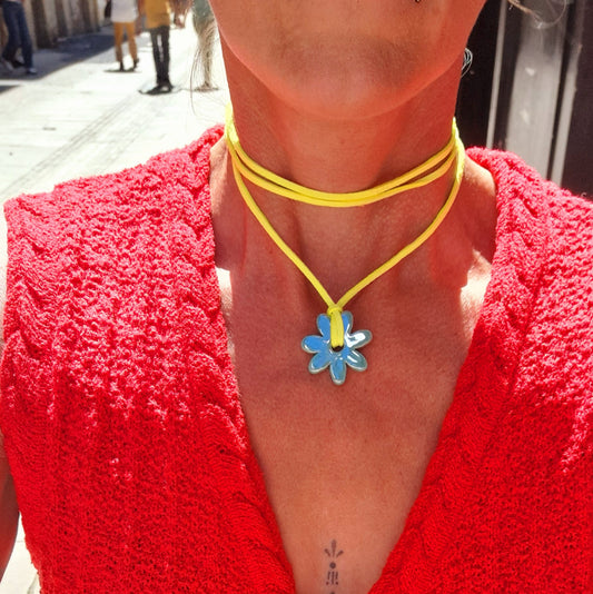 Collier Luzia – Fleur en céramique sur cordon multi-position