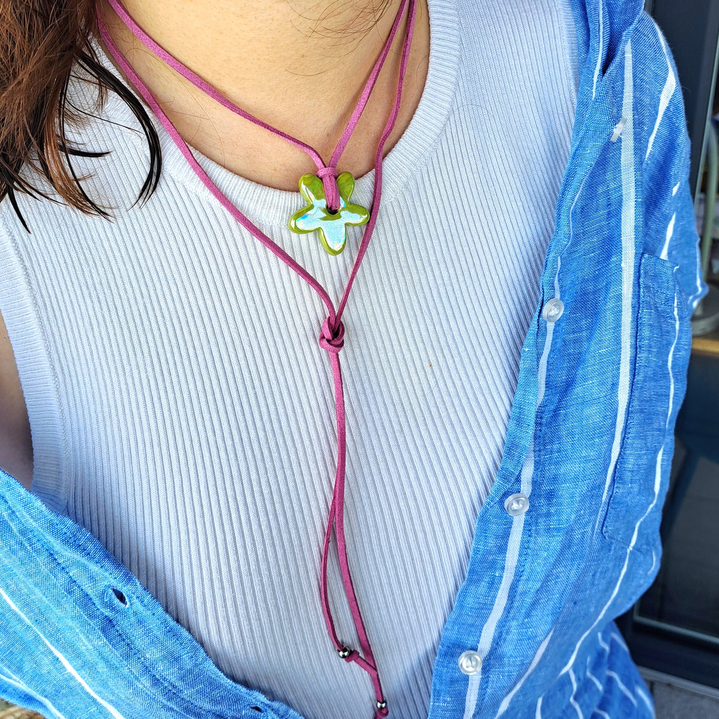 Collier Luzia – Fleur en céramique sur cordon multi-position