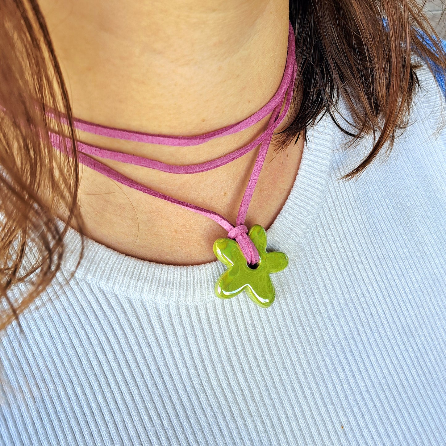 Collier Luzia – Fleur en céramique sur cordon multi-position