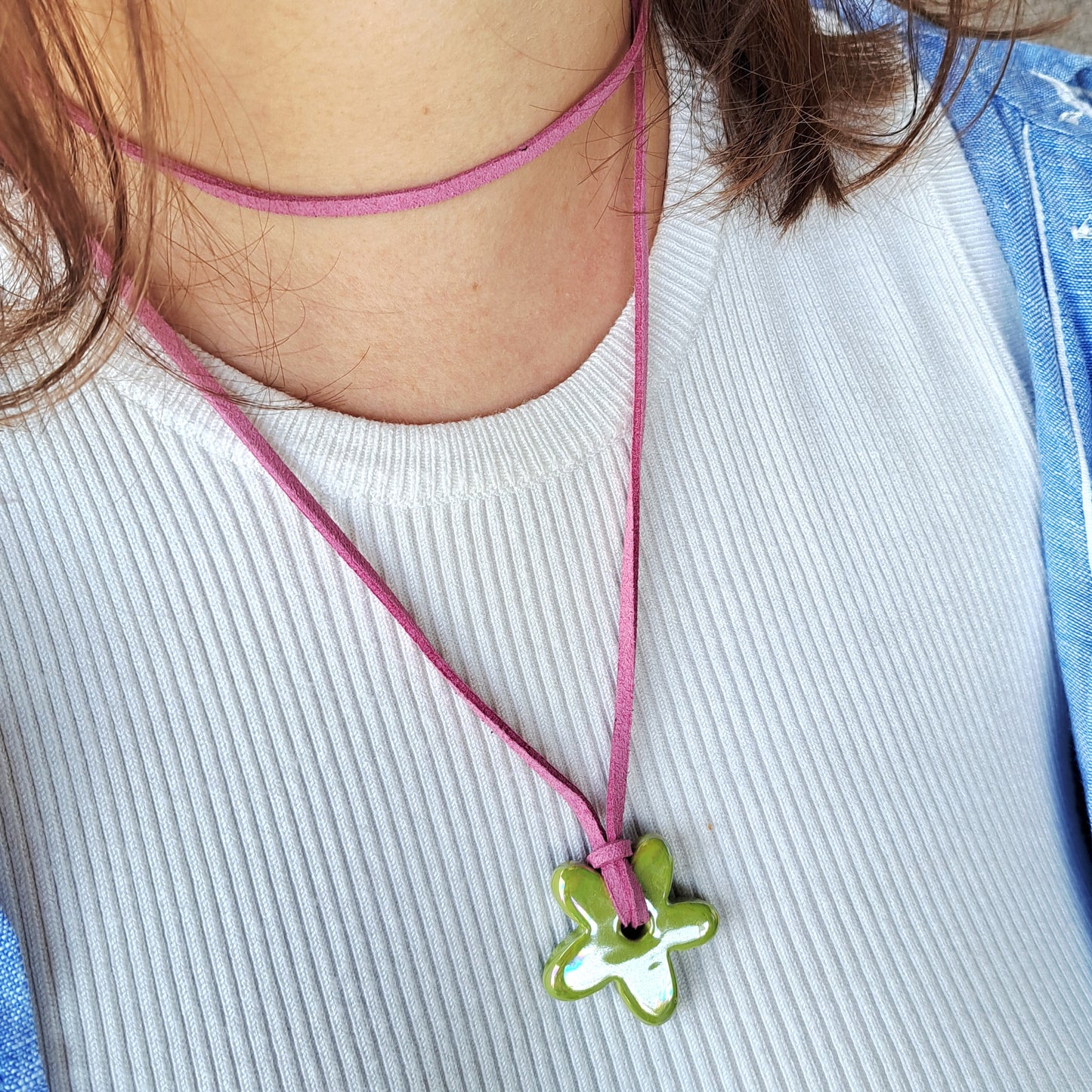 Collier Luzia – Fleur en céramique sur cordon multi-position