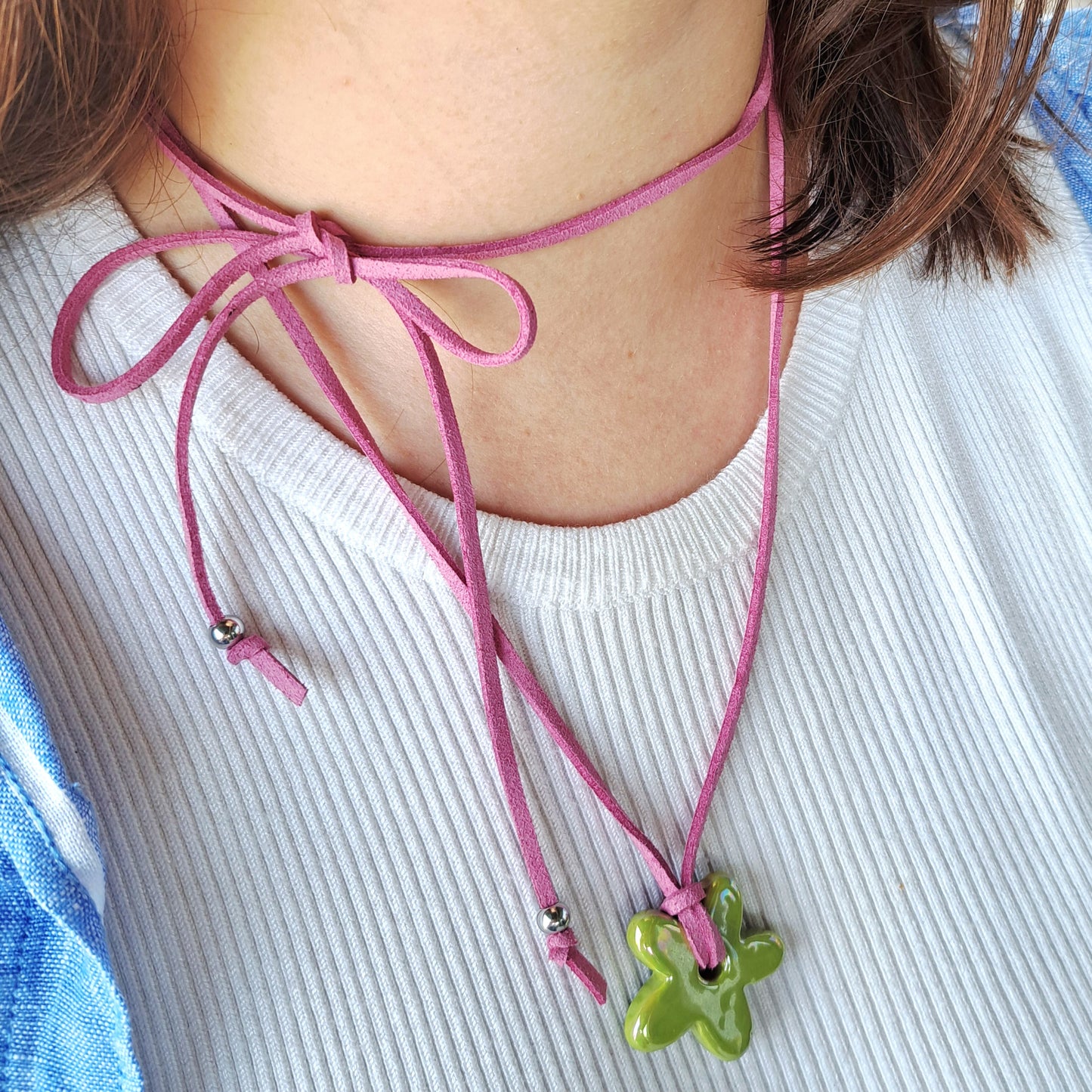 Collier Luzia – Fleur en céramique sur cordon multi-position