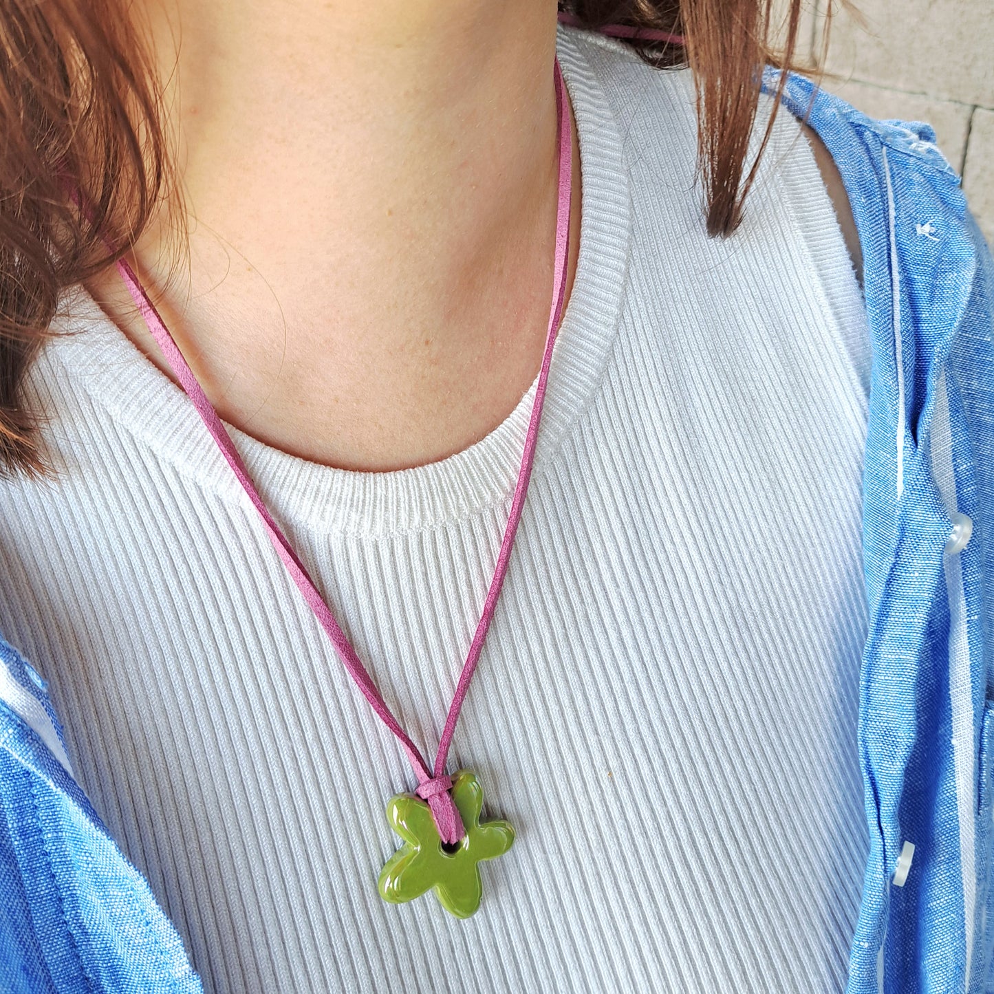 Collier Luzia – Fleur en céramique sur cordon multi-position