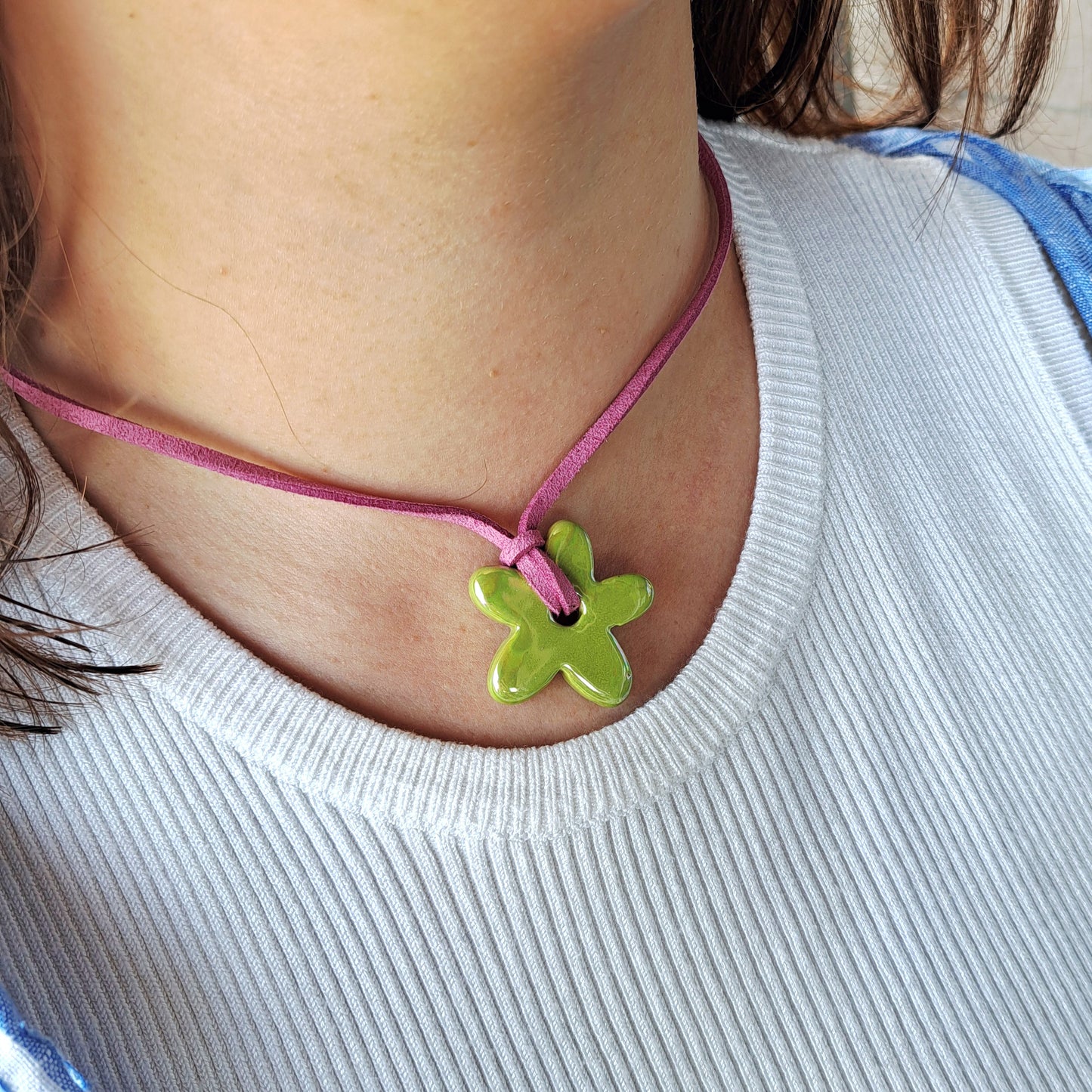 Collier Luzia – Fleur en céramique sur cordon multi-position
