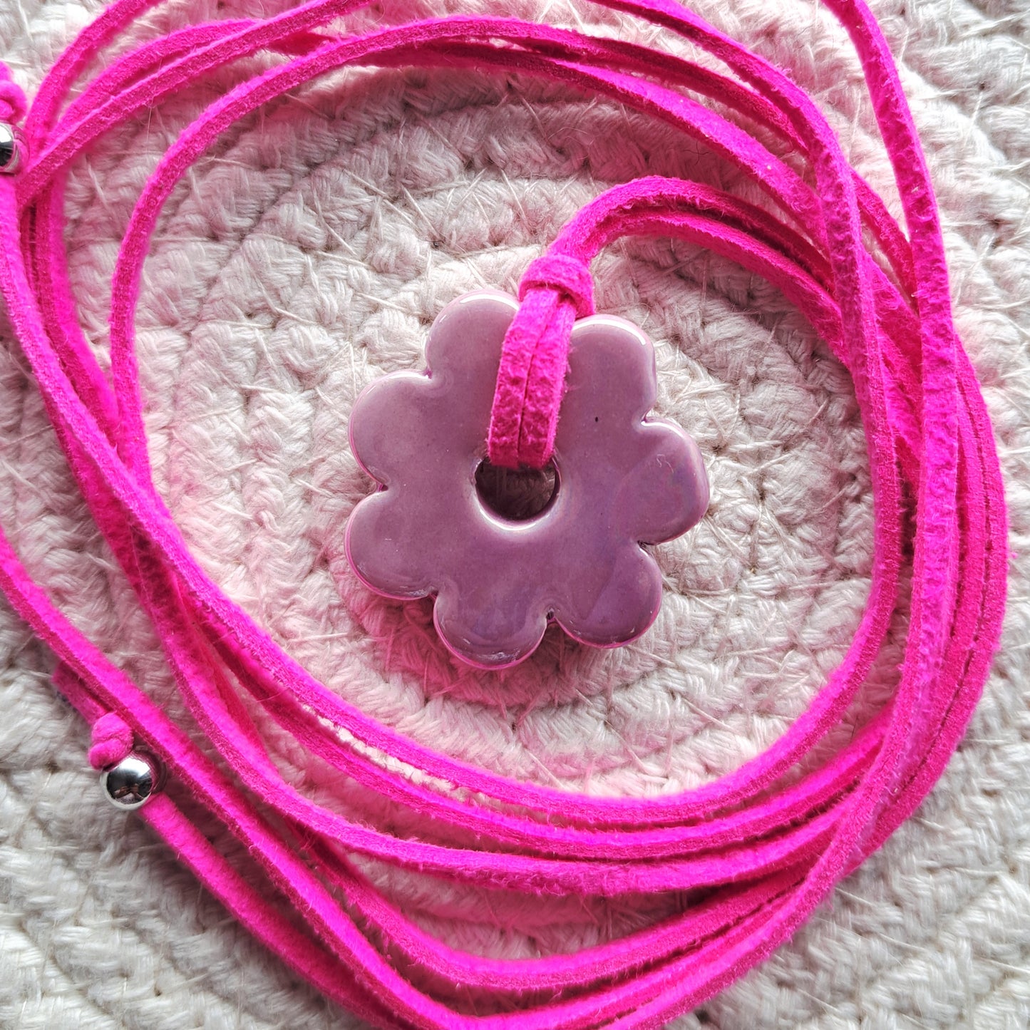 Collier Luzia – Fleur en céramique sur cordon multi-position