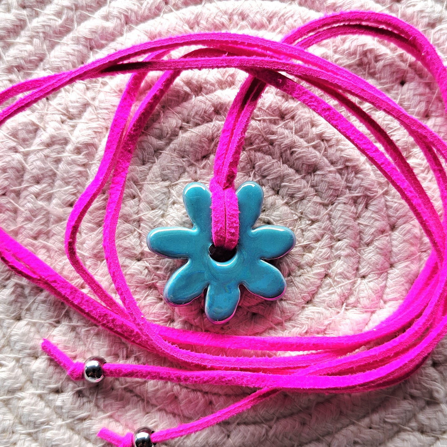 Collier Luzia – Fleur en céramique sur cordon multi-position
