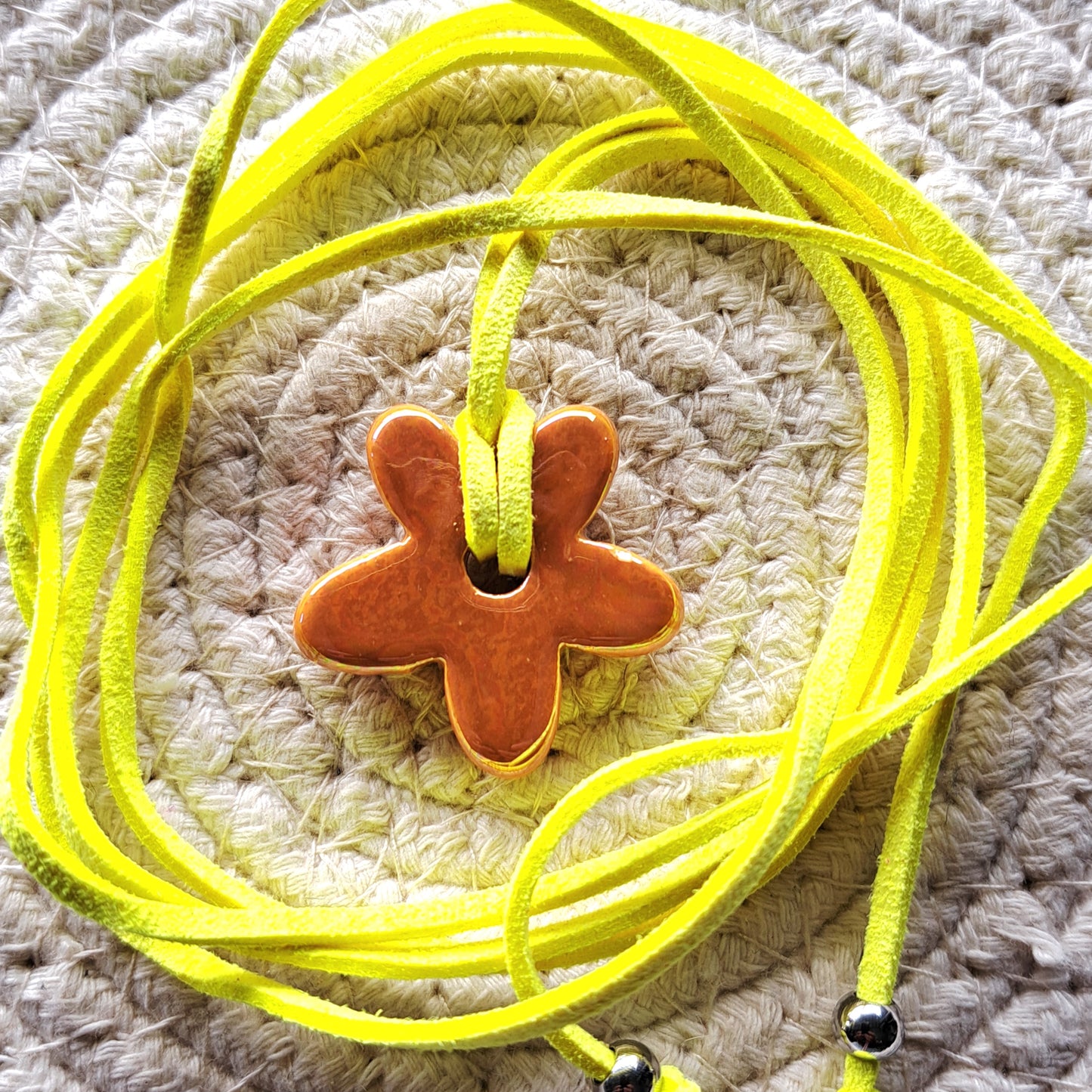 Collier Luzia – Fleur en céramique sur cordon multi-position