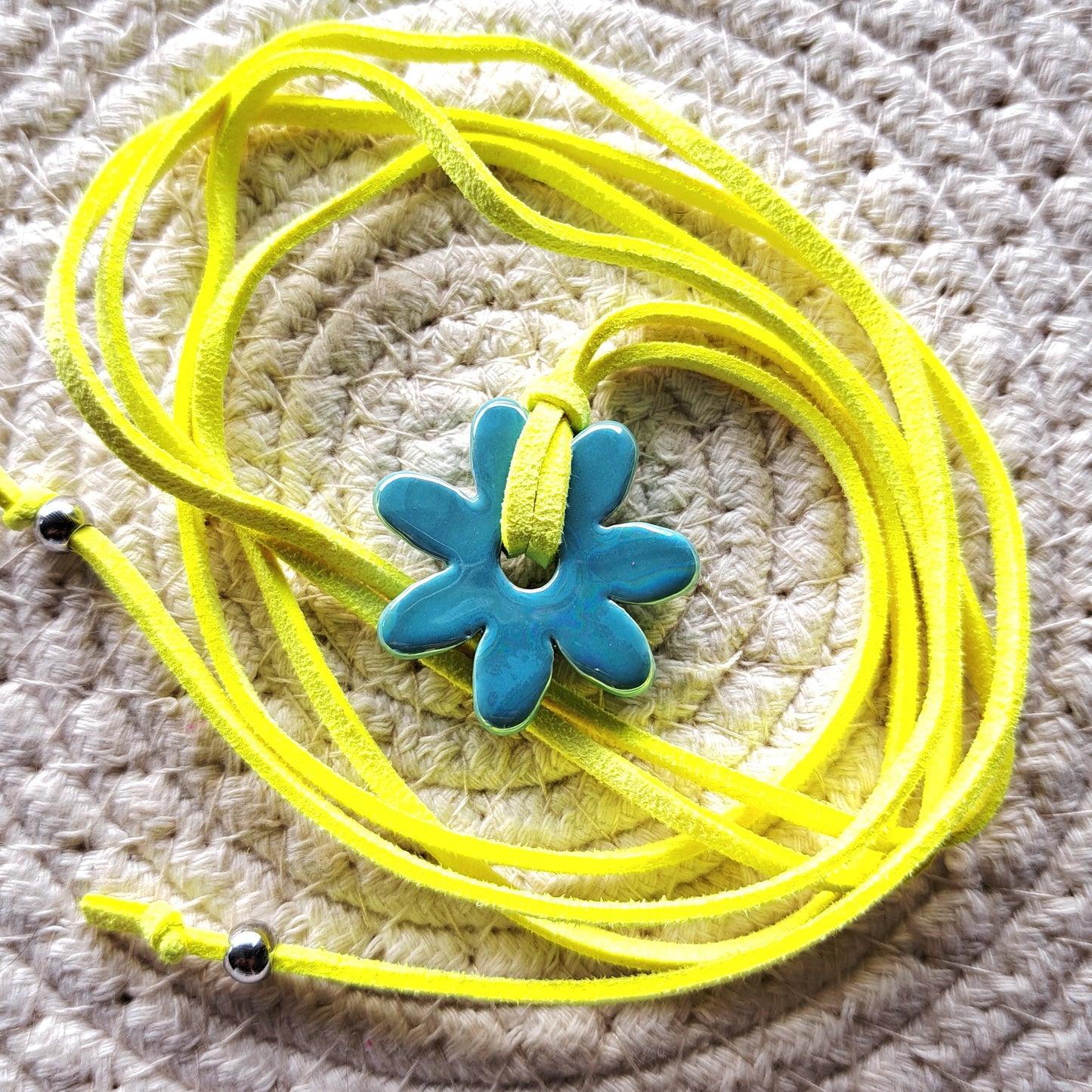 Collier Luzia – Fleur en céramique sur cordon multi-position