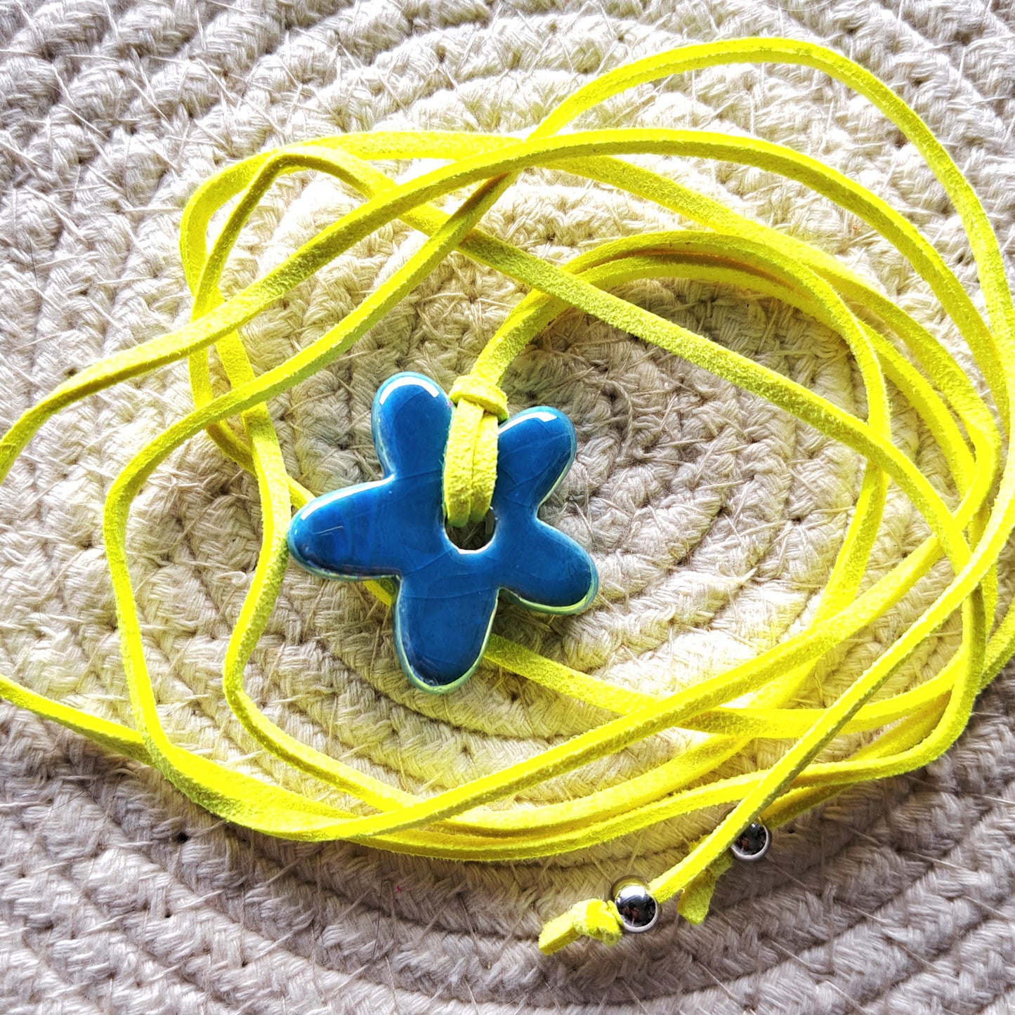 Collier Luzia – Fleur en céramique sur cordon multi-position