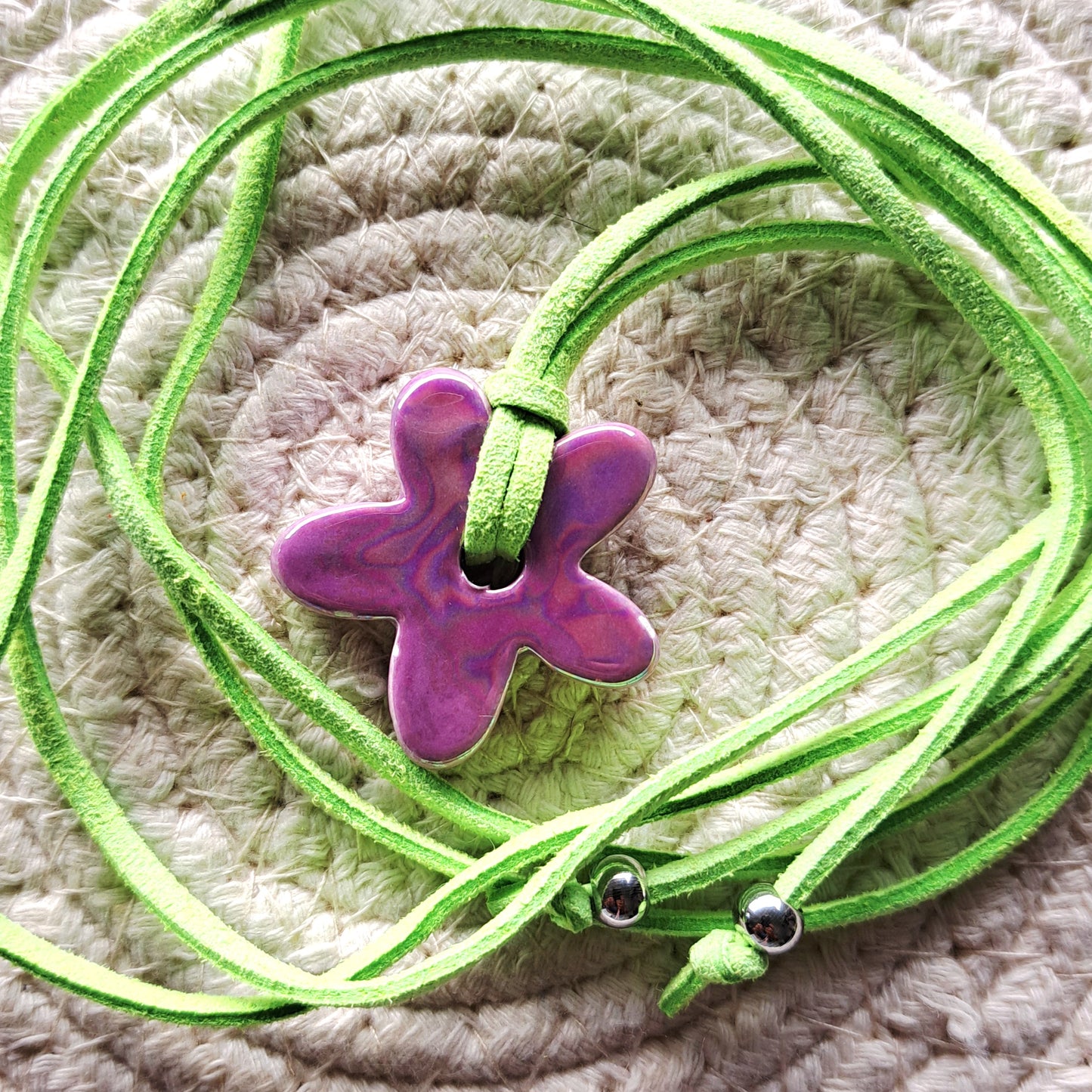 Collier Luzia – Fleur en céramique sur cordon multi-position
