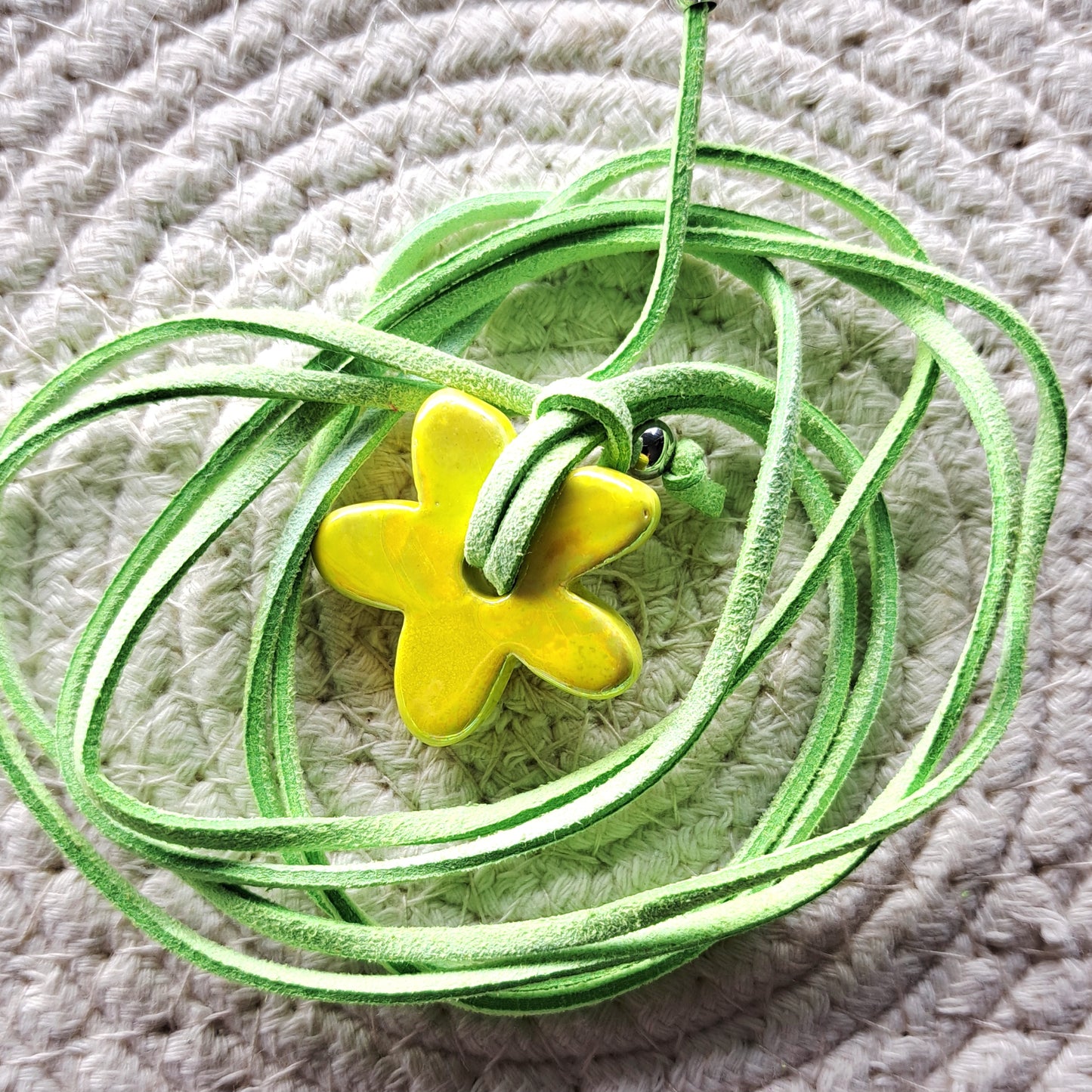 Collier Luzia – Fleur en céramique sur cordon multi-position