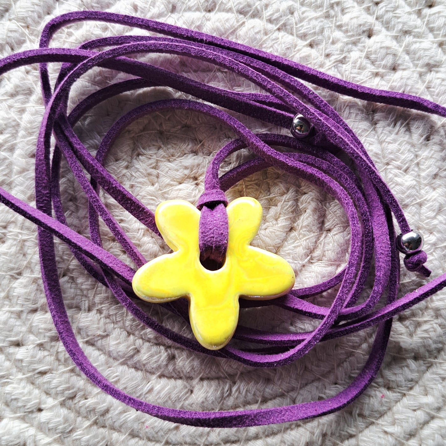 Collier Luzia – Fleur en céramique sur cordon multi-position