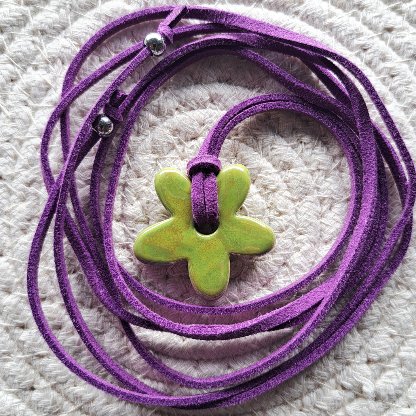 Collier Luzia – Fleur en céramique sur cordon multi-position