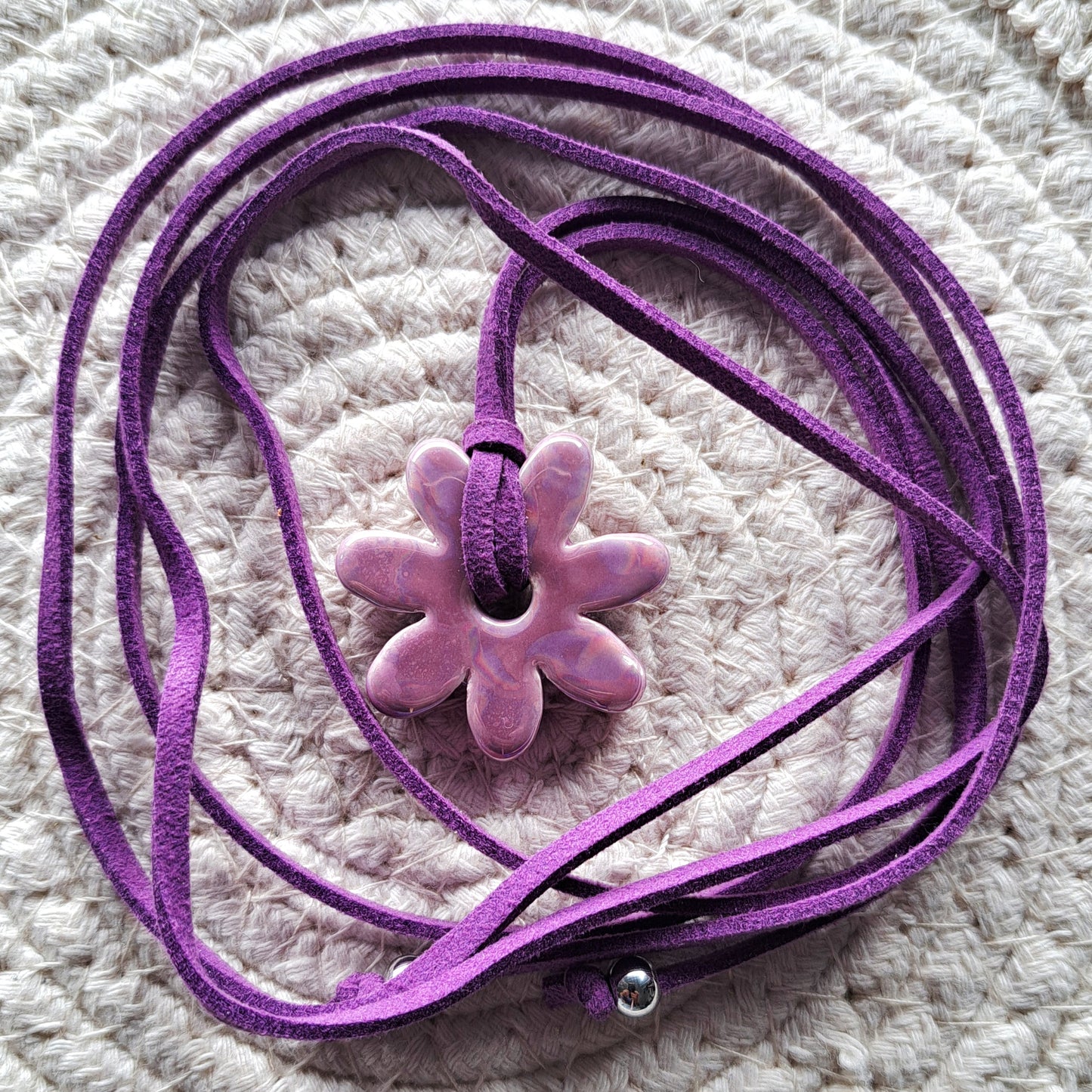 Collier Luzia – Fleur en céramique sur cordon multi-position