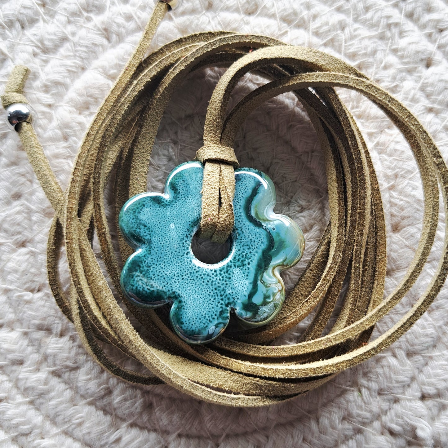 Collier Luzia – Fleur en céramique sur cordon multi-position