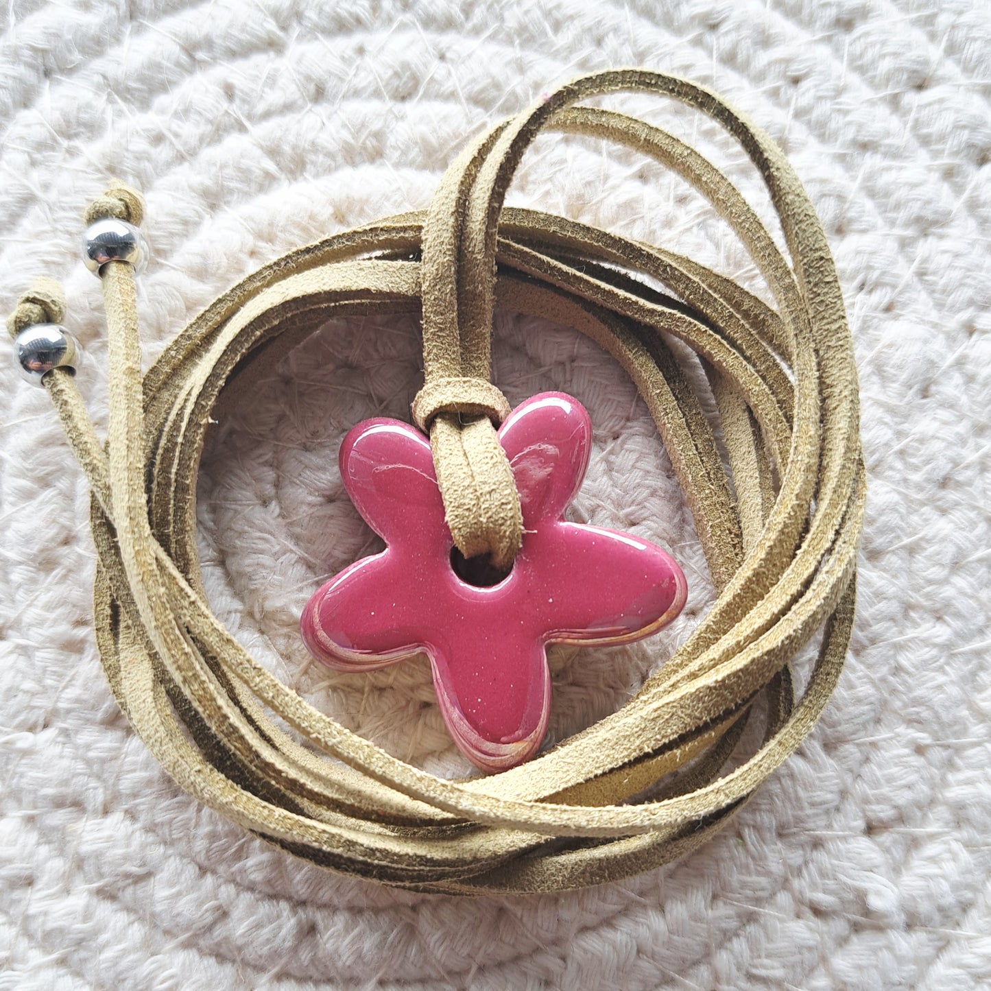 Collier Luzia – Fleur en céramique sur cordon multi-position