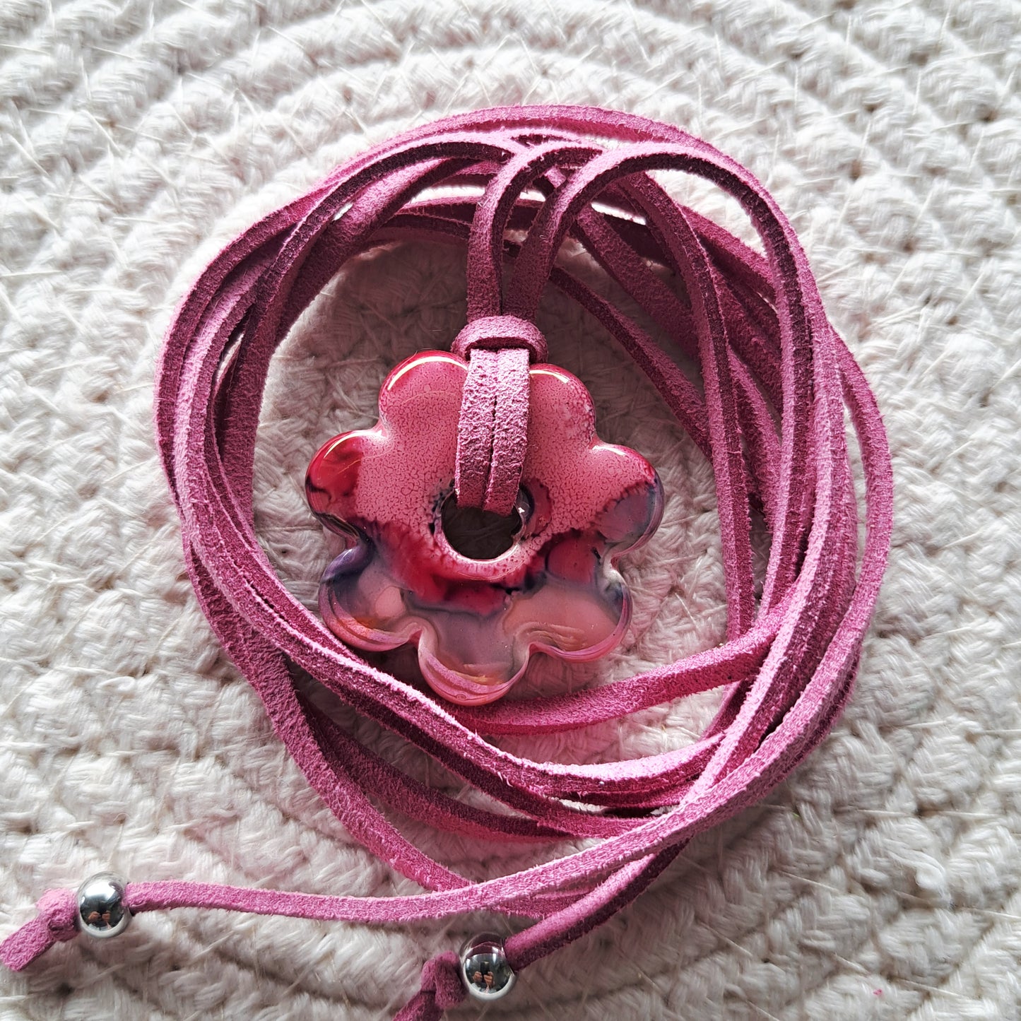 Collier Luzia – Fleur en céramique sur cordon multi-position