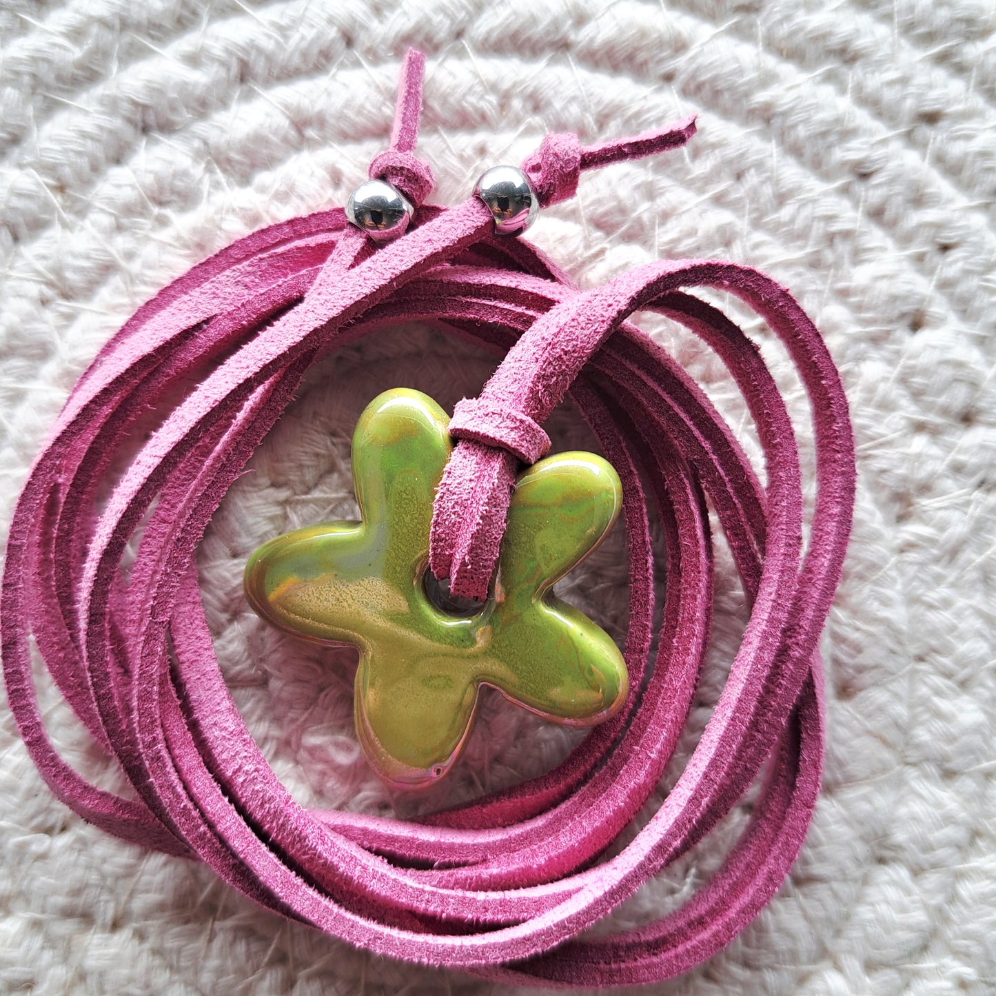 Collier Luzia – Fleur en céramique sur cordon multi-position