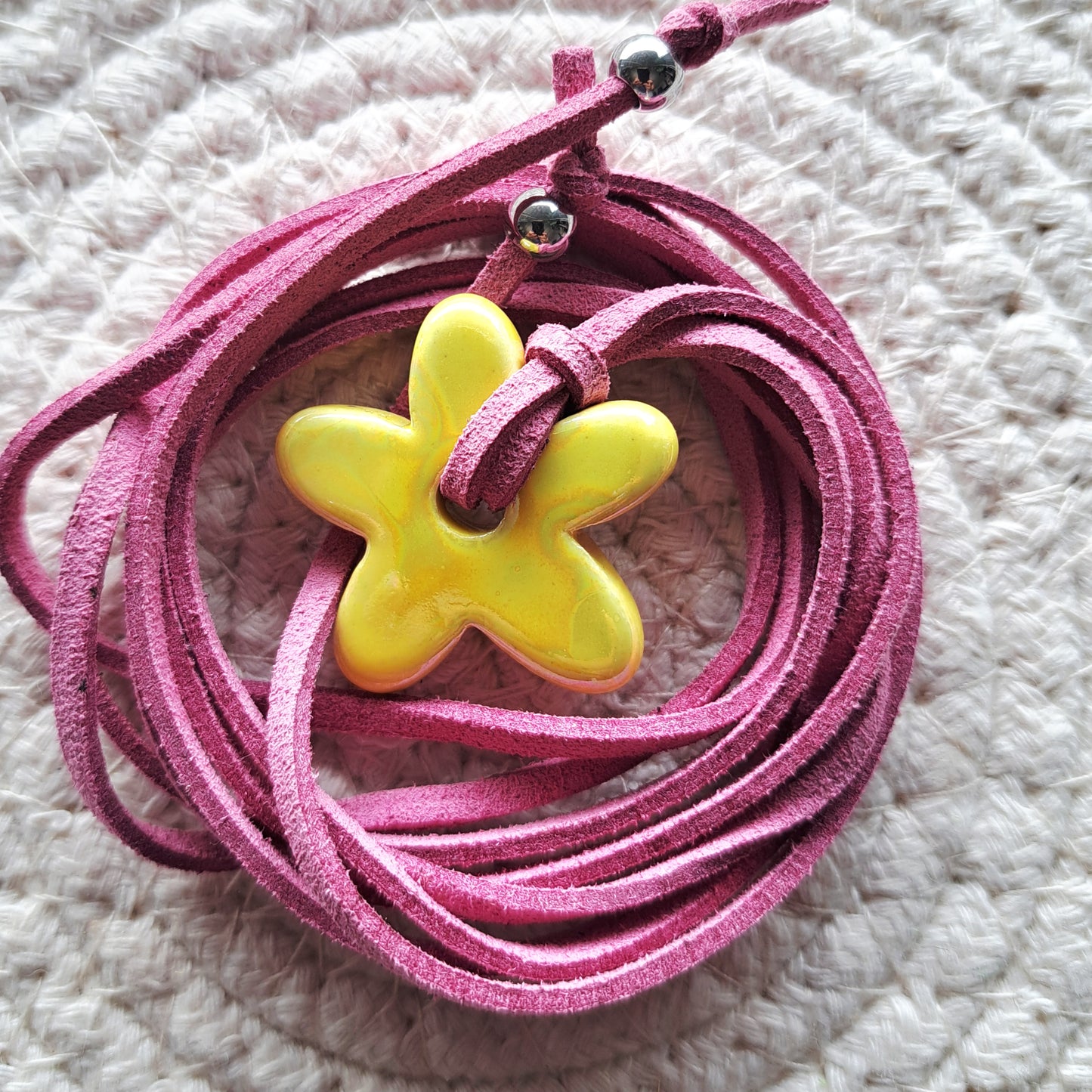 Collier Luzia – Fleur en céramique sur cordon multi-position