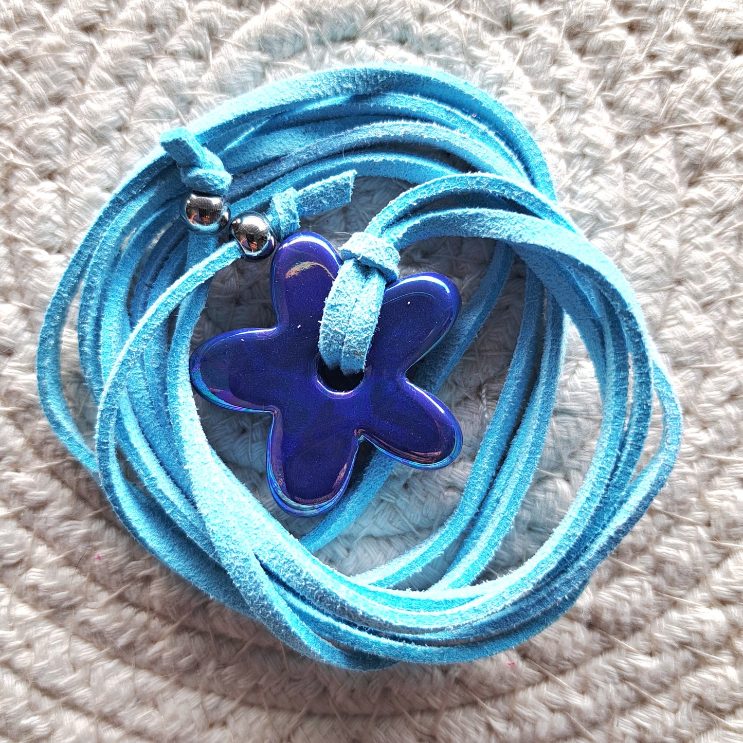 Collier Luzia – Fleur en céramique sur cordon multi-position