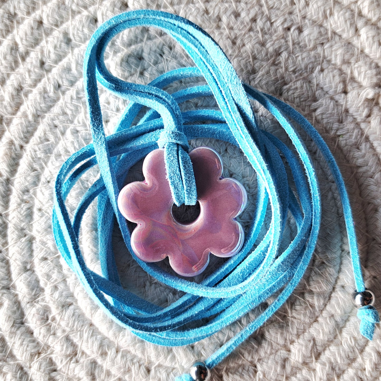 Collier Luzia – Fleur en céramique sur cordon multi-position