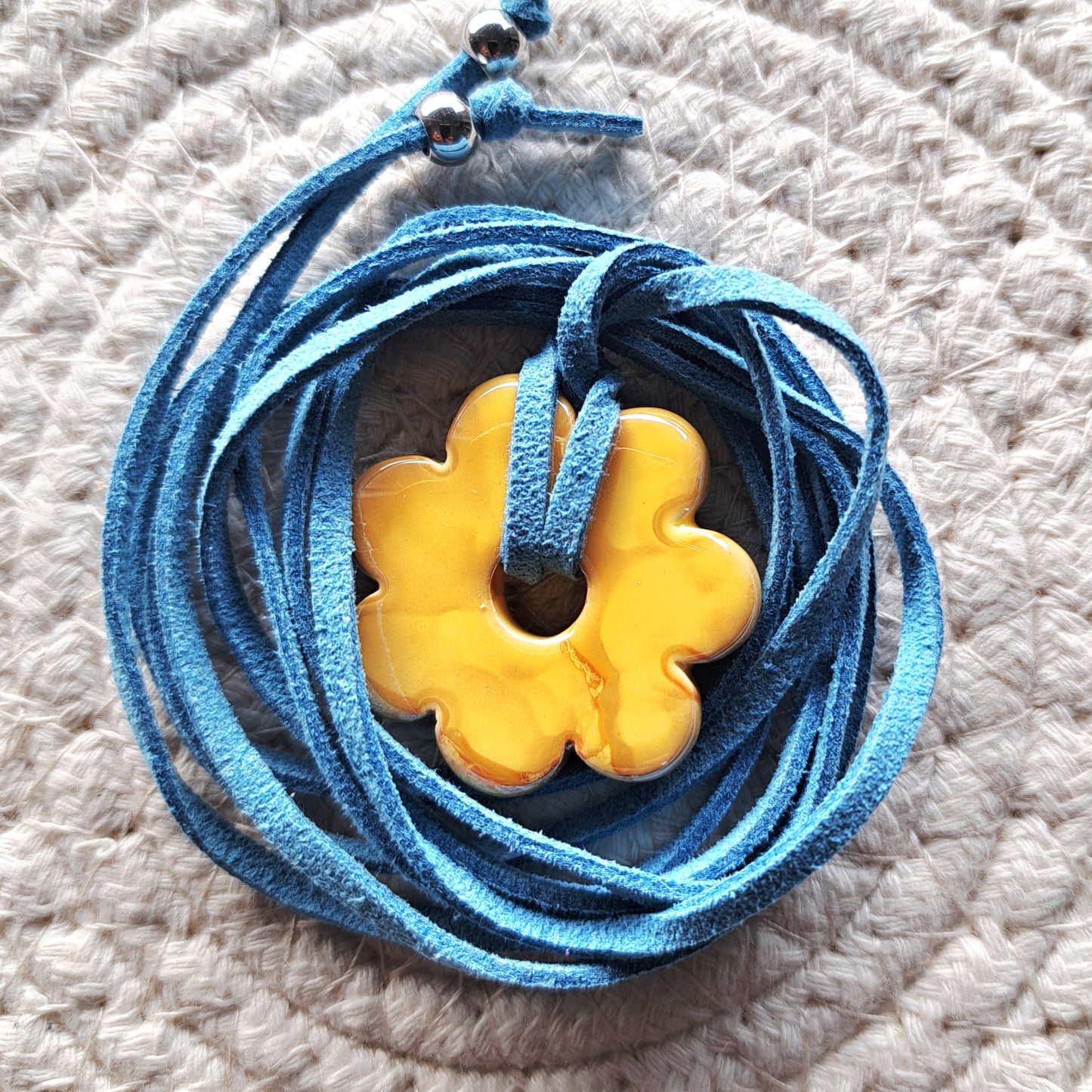Collier Luzia – Fleur en céramique sur cordon multi-position