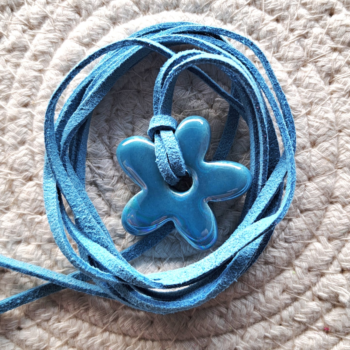 Collier Luzia – Fleur en céramique sur cordon multi-position