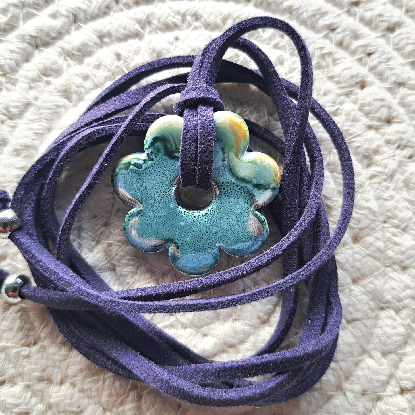 Collier Luzia – Fleur en céramique sur cordon multi-position