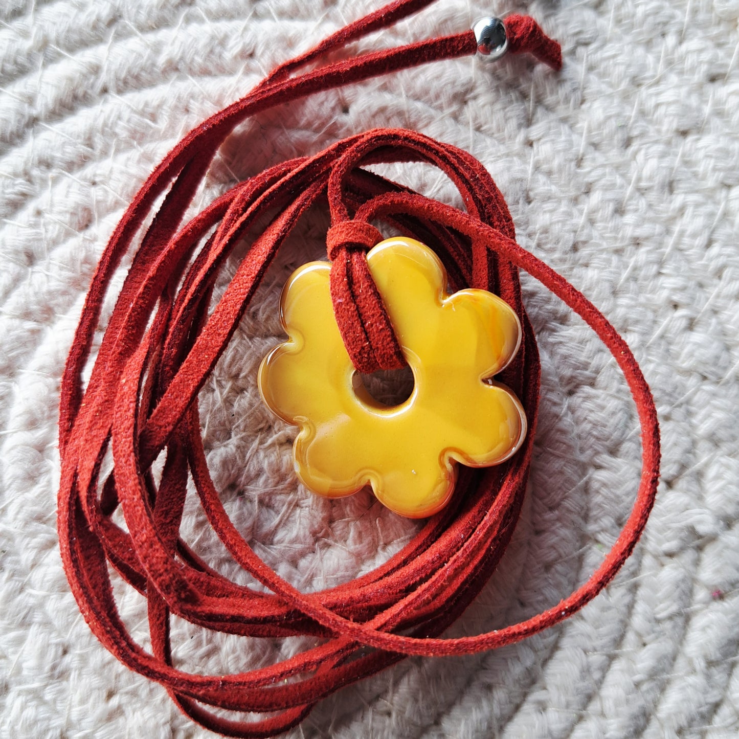 Collier Luzia – Fleur en céramique sur cordon multi-position