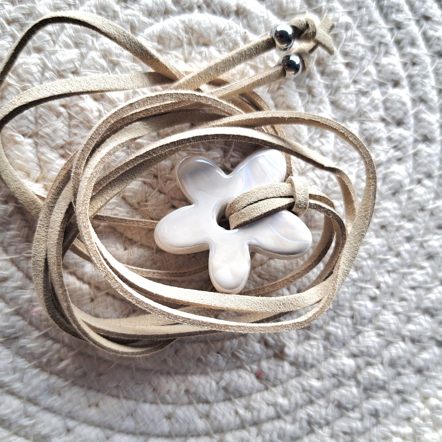 Collier Luzia – Fleur en céramique sur cordon multi-position