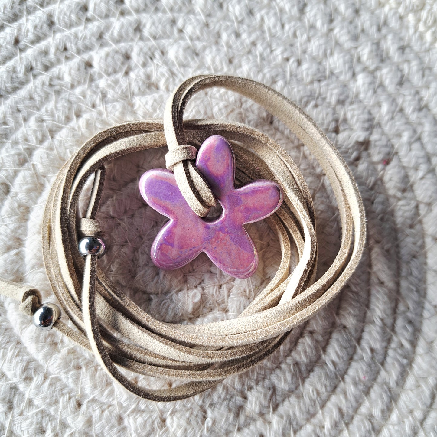 Collier Luzia – Fleur en céramique sur cordon multi-position