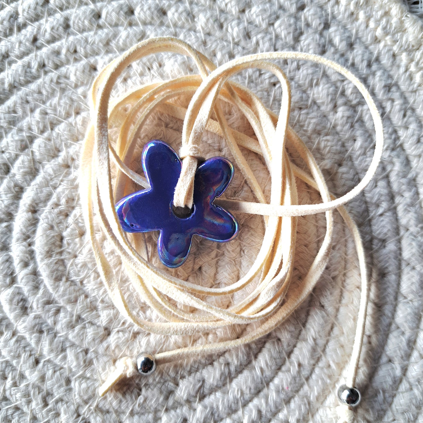 Collier Luzia – Fleur en céramique sur cordon multi-position