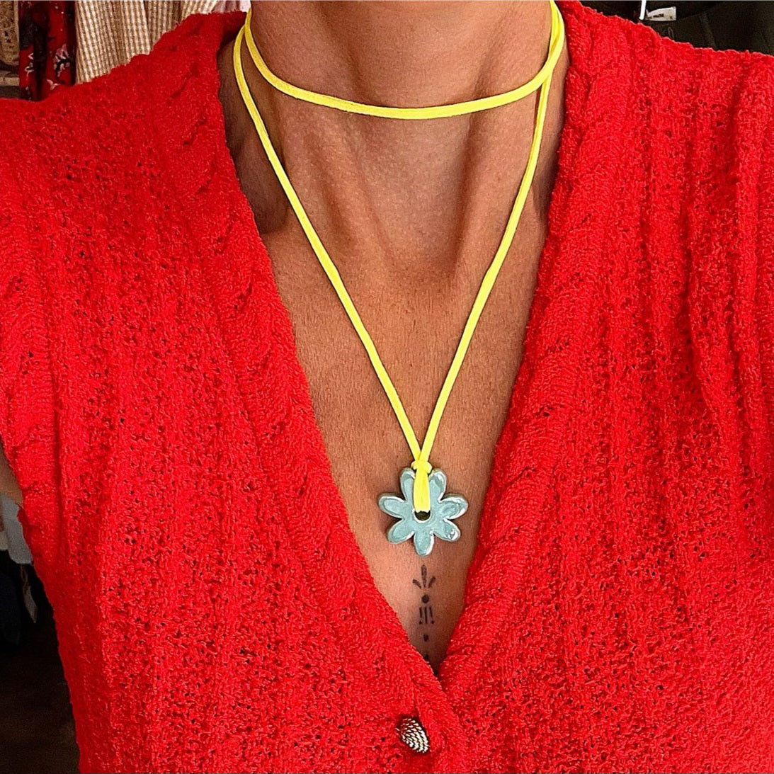 Collier Luzia – Fleur en céramique sur cordon multi-position