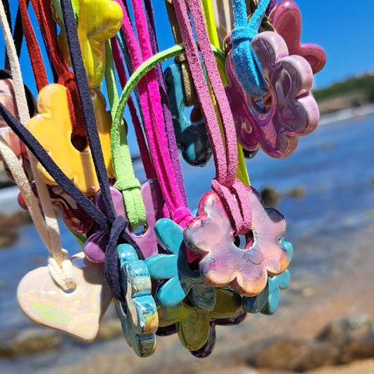 Collier Luzia – Fleur en céramique sur cordon multi-position