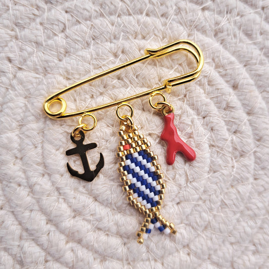 Broche Atlantique – Poisson tissé main & breloques marines
